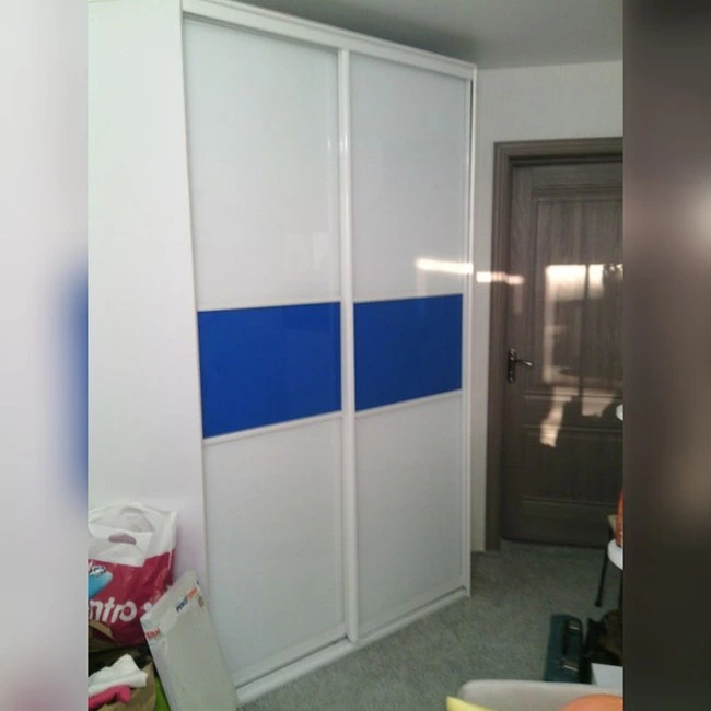 Шкаф из белый с синими вставками, фотография 1