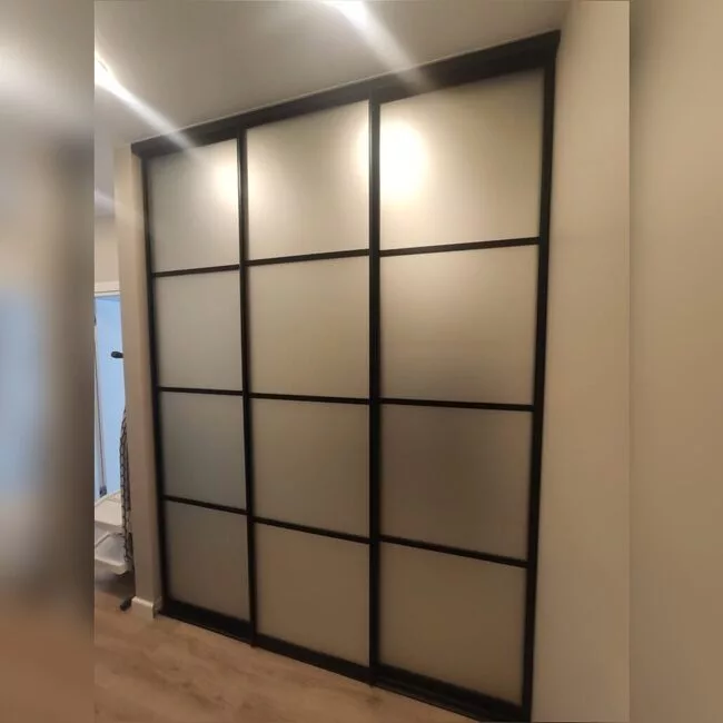 Встроенный шкаф в коридор в алюминиевом профиле, фотография 1